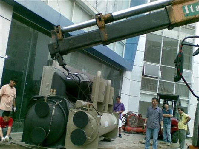 西塞山区随车吊和汽车吊的核心区别是什么？哪种更省钱？